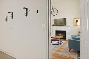 uma porta que leva a uma sala de estar com um sofá azul em Easy E-0 3 MI Walk to DT & Momentary em Bentonville