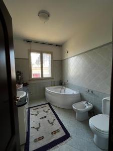 La salle de bains est pourvue d'une baignoire, de toilettes et d'un lavabo. dans l'établissement Casa del Sole, à Augusta