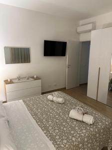 Un dormitorio con una cama con dos toallas encima. en Cuor di Noto, en Noto