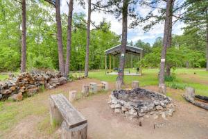 Κήπος έξω από το Cozy Higden Studio Close to Greers Ferry Lake!