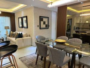 Una sala de estar con una mesa de comedor y un sofá. en Bienvenido a tu refugió elegante, en Santo Domingo