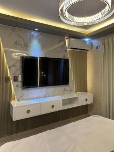 sala de estar con TV en una pared de mármol en Bienvenido a tu refugió elegante, en Santo Domingo