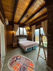 薩潘賈的住宿－Uğurlu Konaklari，卧室设有一张砖墙内的大床