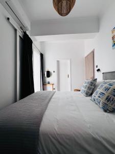 En eller flere senge i et værelse på Blue Sardines