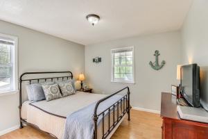 Schlafzimmer mit einem Bett und einem Flachbild-TV in der Unterkunft Lynchburg House with Lake View with Boat Dock! in Lynchburg