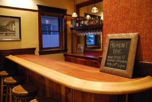 een bar met een houten bar en krukken in een restaurant bij Hotel Vendome in Prescott