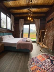 薩潘賈的住宿－Uğurlu Konaklari，一间卧室设有一张床和一个大窗户