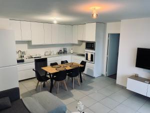 Kuchyň nebo kuchyňský kout v ubytování Appartement cosy à Bron