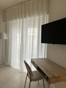 escritorio con silla frente a una ventana en MAISON BENGASI, en Civitanova Marche