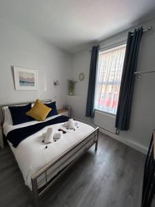 una camera da letto con un grande letto con cuscini blu e gialli di The Niche a York