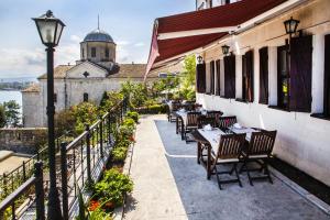 an outdoor patio with tables and chairs and a building at İkizevler Hotel in Ordu