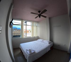 una camera con letto e ventilatore a soffitto di Hospedaje Koral a Tarapoto