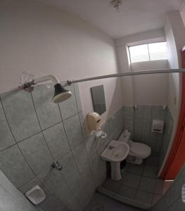 La salle de bains est pourvue d'une douche, de toilettes et d'un lavabo. dans l'établissement Hospedaje Koral, à Tarapoto