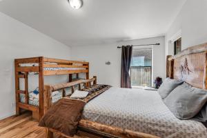 - une chambre avec un lit en bois et une fenêtre dans l'établissement Country Club Chalet, à Big Bear City