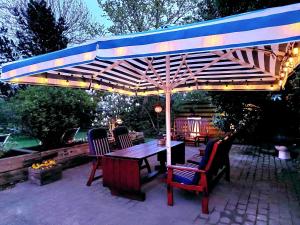 a wooden pergola with a table and chairs under it at Guesthouse 'Blue House' in vintage villa&garden in Copenhagen