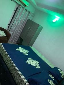 Un dormitorio con una cama con una sábana azul con leones. en CLASSIC SUITES ANNEX, en Ilorin