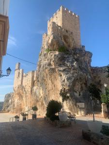 un castillo en la cima de una montaña en La Plaza, en Zuheros