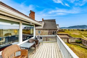 a balcony with wicker chairs and a table at The Octagon on the Beach in Seaside