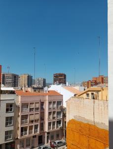 vistas a una ciudad con edificios y coches en Apartamento vacacional Cuarteles, en Málaga