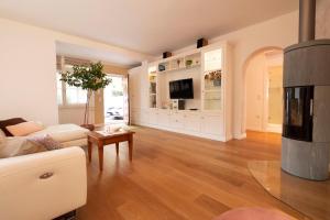 a living room with a couch and a tv at Ba mir Apartment in Appiano sulla Strada del Vino