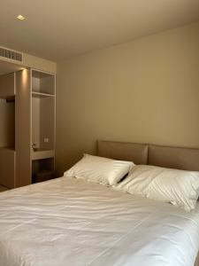 Postel nebo postele na pokoji v ubytování golden suites 2