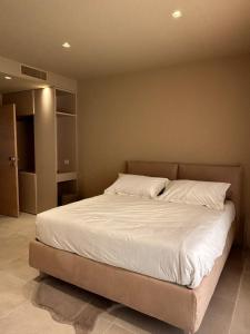 Postel nebo postele na pokoji v ubytování golden suites 2