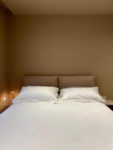 Postel nebo postele na pokoji v ubytování golden suites 2