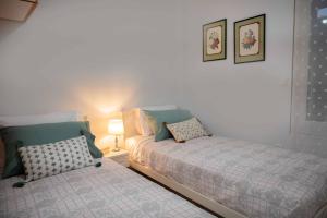 1 dormitorio con 2 camas individuales y lámpara en Cloe Corfu Airport Apartment en Anemómylos