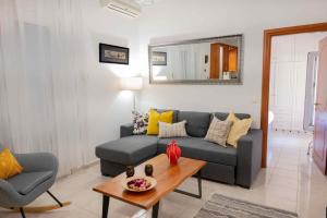 sala de estar con sofá azul y mesa en Cloe Corfu Airport Apartment en Anemómylos