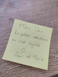 een stuk papier met schrijven op een tafel bij Écrin de nature sous les pins in Aurons