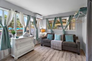 O zonă de relaxare la RiverWalk Villa I Private Dock & Water Views