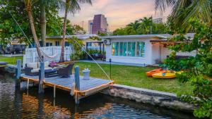 O grădină în afara RiverWalk Villa I Private Dock & Water Views