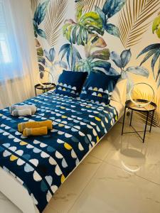 Un dormitorio con una cama azul y blanca con un mural en Appartement Premium 4 Stars - Antigone, en Montpellier