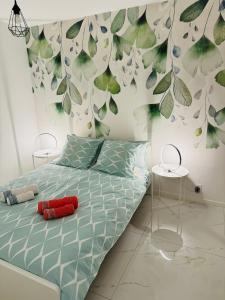 een slaapkamer met een bed met groene bladeren aan de muur bij Appartement Premium 4 Stars - Antigone in Montpellier