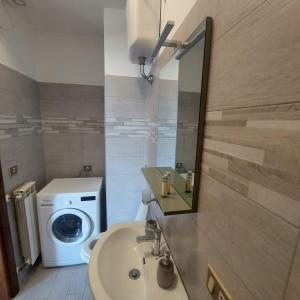 a bathroom with a washing machine and a sink at La Malva in Ostia Antica