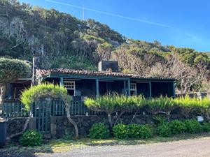 una casa sul fianco di una montagna di Casa do Carregadouro a São Roque do Pico