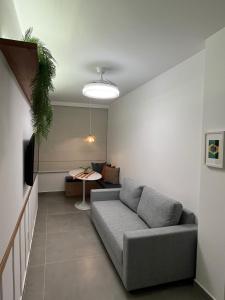 una sala de estar con un sofá y una mesa en Constante vista lateral mar, en Río de Janeiro