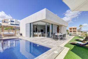 eine Villa mit einem Pool und einem Haus in der Unterkunft Villa es Mollet by Rentallorca in Son Serra de Marina