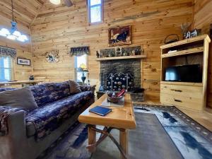 Khu vực ghế ngồi tại 2 bed Cabin HOT TUB close to Helen #16