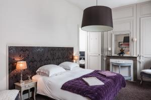 1 dormitorio con 1 cama grande con manta morada en La Maison du Champlain - Chambres d'hôtes, en Lille