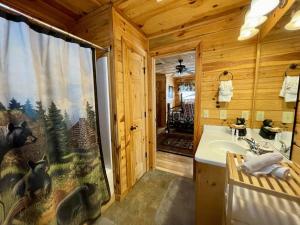Giường trong phòng chung tại 2 bed Cabin HOT TUB close to Helen #16