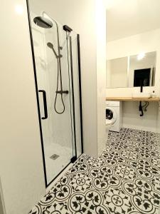 baño con ducha y suelo de baldosa. en Apartamento vacacional Cuarteles, en Málaga