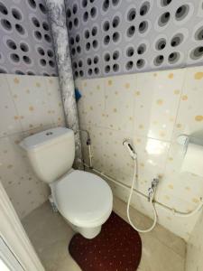 La salle de bains est pourvue de toilettes blanches. dans l'établissement Appartement cosy tout équipé centre-ville, Tlemcen, à Tlemcen