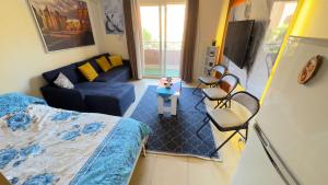 - un salon avec un lit et un canapé dans l'établissement Relaxing Studio-Malibu El Sokhna Resort, à Ain Sokhna