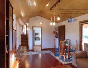 ein Wohnzimmer mit einem Tisch und einer Küche in der Unterkunft Eido da Consaca in Ponteareas