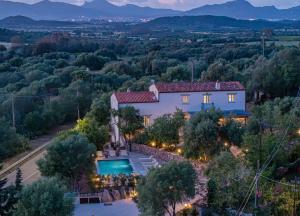 una vista aérea de una casa con piscina en Villa Aromata, en Trudda