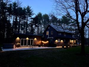 una casa con luces al costado de ella por la noche en Ginger House - Charming 3 bedroom cottage 4 min from Woodstock, en Woodstock