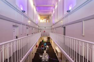 基督城监狱主题宿舍的大楼走廊的顶部景色