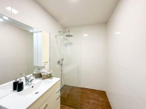 een witte badkamer met een wastafel en een douche bij Simcity IV I Business & Style in Banská Bystrica