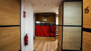 vestidor con extintor de incendios en una habitación en Fit Hostel Madrid, en Madrid